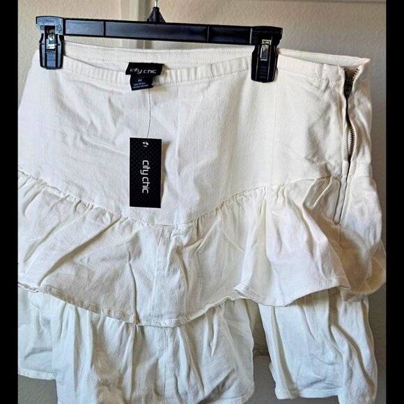 🆕️ City Chic White jean ruffled frill shorts skort plus size 24 - Picture 1 of 5